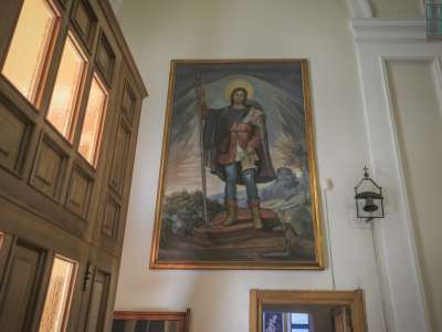 Fu dipinta nel 1887 da Michele Montrone, il pi� grande interprete dell�arte sacra della sua epoca. Il santo pellegrino mostra la piaga della peste sulla coscia, accompagnato dal fedele cagnolino e avvolto da un fascio di luce